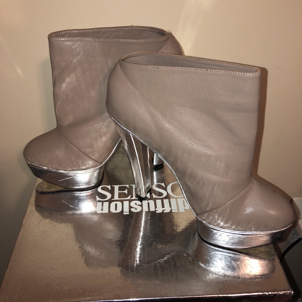 Senso Diffusion Pewter & Silver ankle booties.